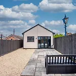 Complete Cute Apartment At Northfield Cottage